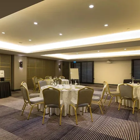 Doubletree By Hilton Airport Hotell