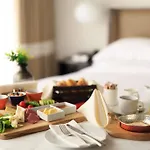 מלון Doubletree By Hilton Airport