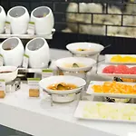 Doubletree By Hilton Airport מלון