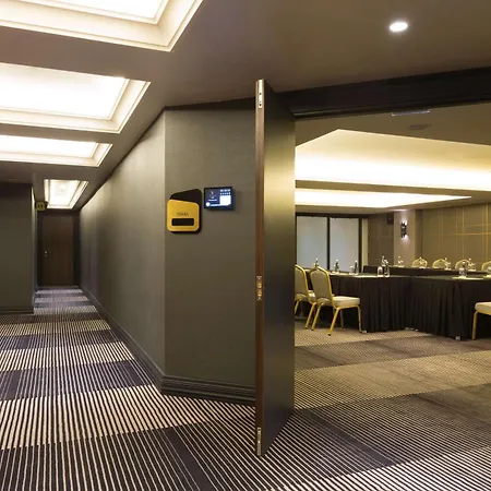Doubletree By Hilton Airport Hotel Esmirna