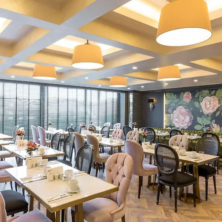 Doubletree By Hilton Airport Esmirna